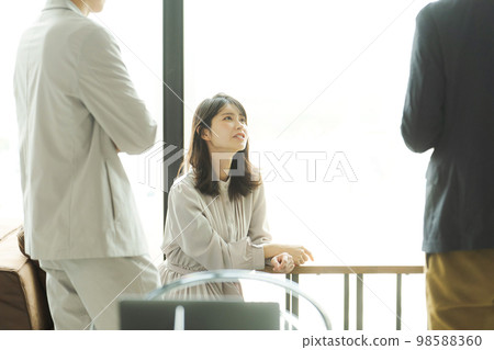 在辦公樓工作的人 98588360