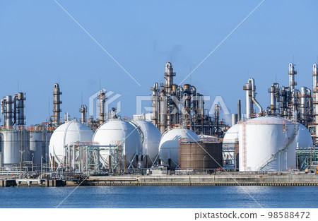A chemical plant with many facilities 98588472