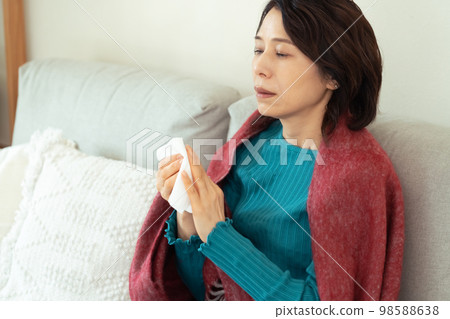 A middle-aged woman who suffers from hay fever A middle-aged woman who suffers from hay fever 98588638