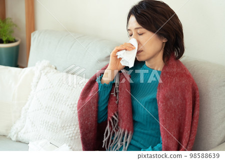 A middle-aged woman who suffers from hay fever A middle-aged woman who suffers from hay fever 98588639