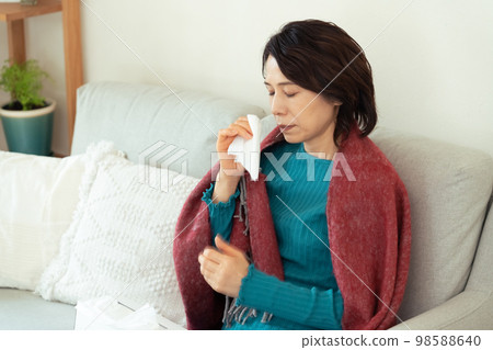 A middle-aged woman who suffers from hay fever A middle-aged woman who suffers from hay fever 98588640