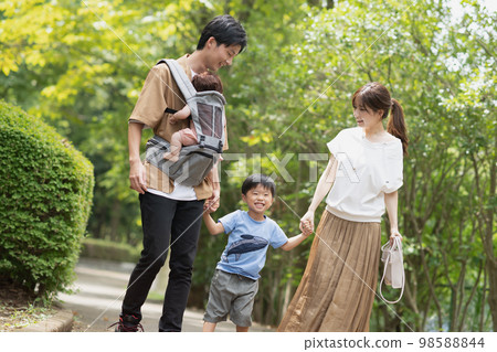 一家人在公園散步/育兒家庭形象 98588844