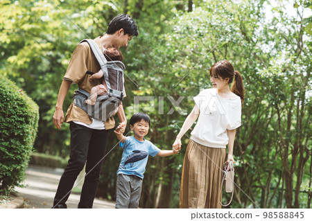 一家人在公園散步/育兒家庭形象 98588845