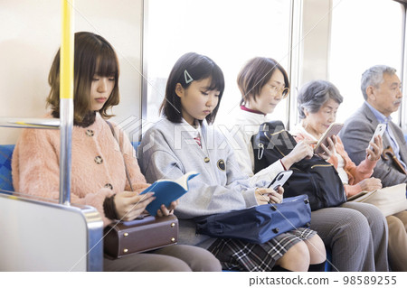 通勤列車男女老少乘客形象 通勤列車男女老少乘客形象 98589255