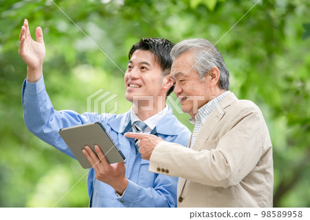 2 men middle senior 2 men middle senior 98589958