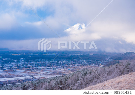 從雲層中窺視的富士山 從雲層中窺視的富士山 98591421