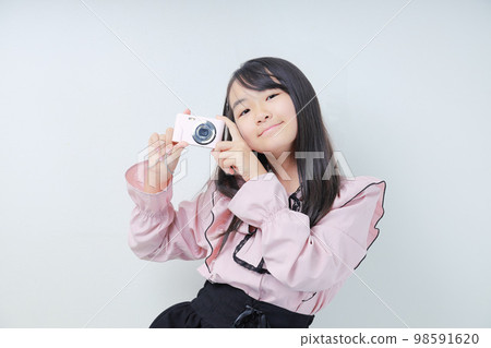 A mass-produced girl dancing with a camera 98591620