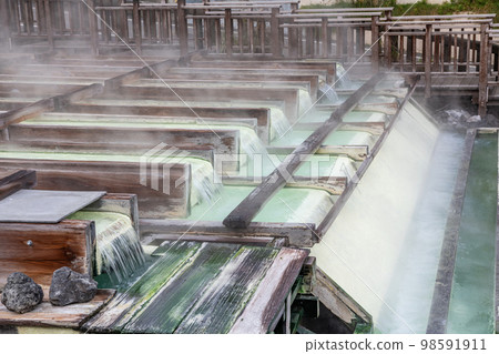 Kusatsu Town, Gunma Prefecture: Steam rises from the gutter of Yubatake, the symbol of Kusatsu Onsen. 98591911