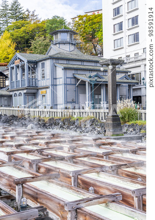 Kusatsu Town, Gunma Prefecture, Kusatsu Onsen's specialty, ``Nezunoyu'', famous for its hot water massage, and the Yubatake gutter, the symbol of Kusatsu Onsen. 98591914