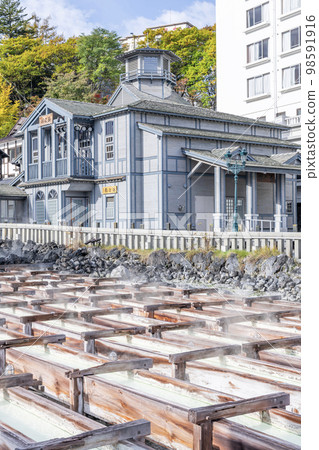 群馬縣草津町 草津溫泉著名的“熱之湯”和草津溫泉的象徵——湯畑 群馬縣草津町 草津溫泉著名的“熱之湯”和草津溫泉的象徵——湯畑 98591916