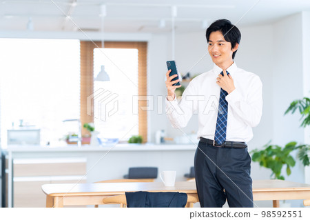 男性早上通勤客廳商人換衣服 98592551