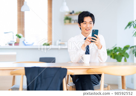 男性早上通勤客廳智能手機咖啡商人 98592552