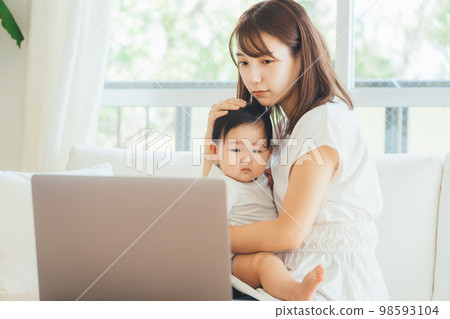 Mother who receives online medical treatment for baby's illness 98593104