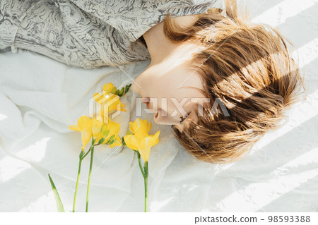 說謊的女人的美女形象 說謊的女人的美女形象 98593388