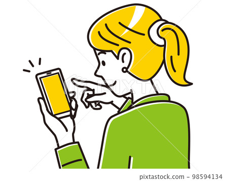 一位身穿便衣的女性操作智能手機的背影 98594134