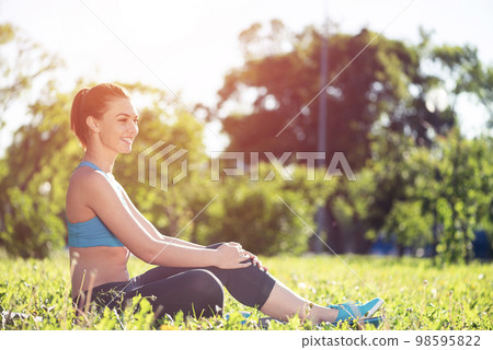 Beautiful smiling girl in sportswear relax in park 98595822