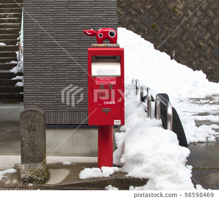 Akabeko mailbox in Yanaizu-machi, Kawanuma-gun, Fukushima prefecture (winter) Akabeko mailbox in Yanaizu-machi, Kawanuma-gun, Fukushima prefecture (winter) 98598469