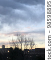 與美麗的日落天空的城市剪影 98598895