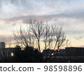與美麗的日落天空的城市剪影 98598896