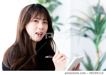 採取筆記的一個少婦 98599118