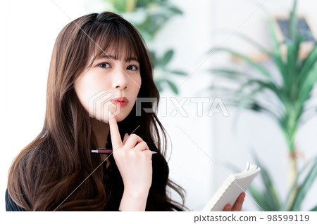採取筆記的一個少婦 98599119