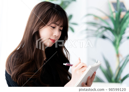 採取筆記的一個少婦 98599120