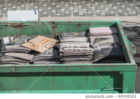 用於收集方塊地毯的容器 98599581