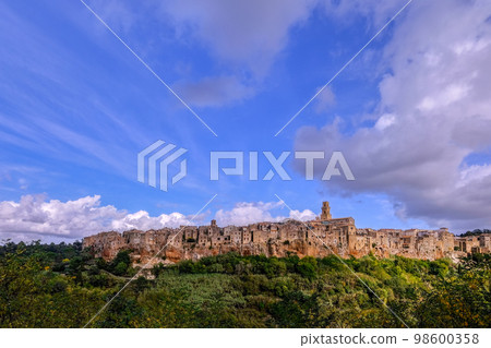 Old historical medieval town of Pitigliano in Tuscany, Italy 98600358