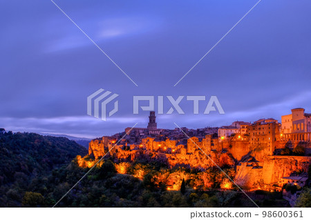 Old historical medieval town of Pitigliano in Tuscany at sunset, Italy 98600361