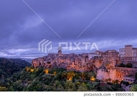 Old historical medieval town of Pitigliano in Tuscany, Italy 98600363
