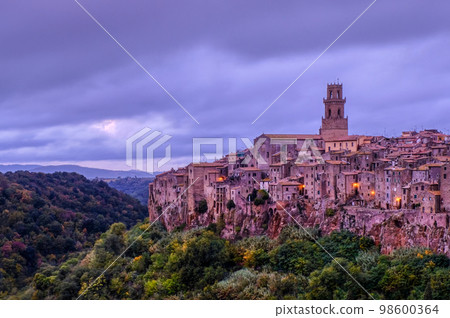 Old historical medieval town of Pitigliano in Tuscany, Italy 98600364