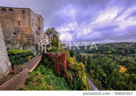 Old historical medieval town of Pitigliano in Tuscany, Italy 98600367