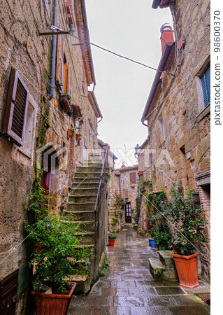 Old historical medieval town of Pitigliano in Tuscany, Italy Old historical medieval town of Pitigliano in Tuscany, Italy 98600370