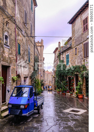 Old historical medieval town of Pitigliano in Tuscany, Italy 98600371