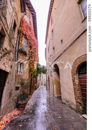Old historical medieval town of Pitigliano in Tuscany, Italy Old historical medieval town of Pitigliano in Tuscany, Italy 98600374