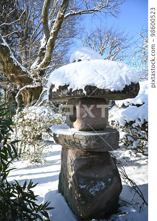 石燈籠上積雪的風景 98600523