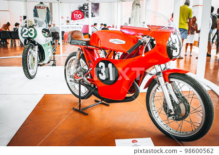 Vintage Italian motorbike, Aermacchi Harley Davison Aletta 125cc, 1973. Vintage Italian motorbike, Aermacchi Harley Davison Aletta 125cc, 1973. 98600562