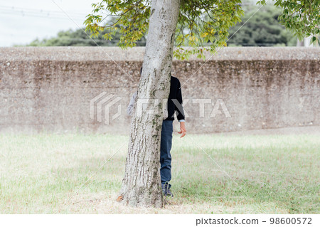 Children playing hide and seek in the park 98600572