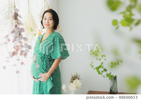 Pregnant woman 98600653