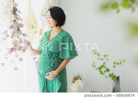 Pregnant woman 98600654
