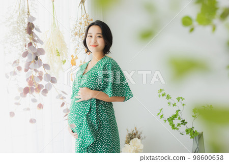 Pregnant woman 98600658
