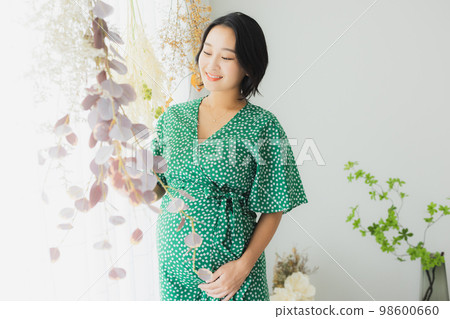 Pregnant woman 98600660