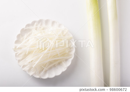 A gray green onion 98600672