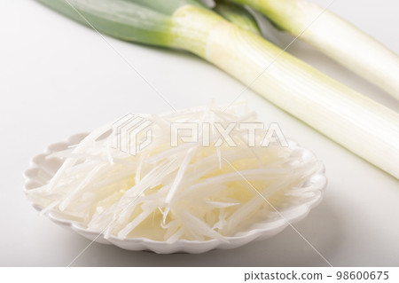 A gray green onion 98600675