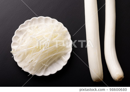 A gray green onion A gray green onion 98600680