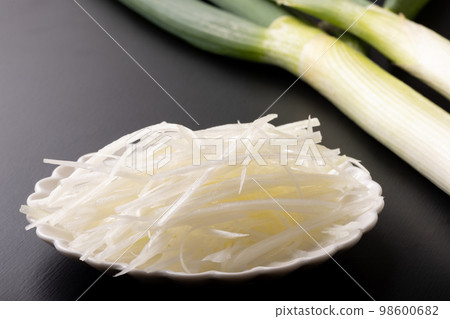 A gray green onion 98600682
