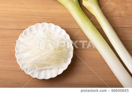 A gray green onion 98600685