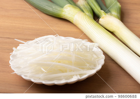 A gray green onion 98600688