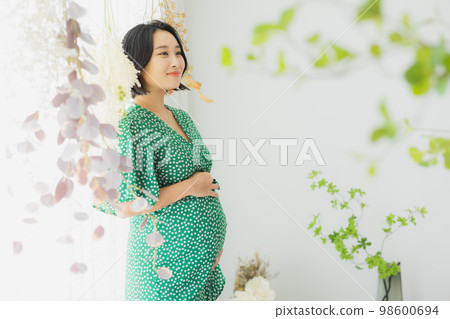 Pregnant woman 98600694