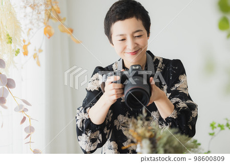 Middle woman with a camera 98600809